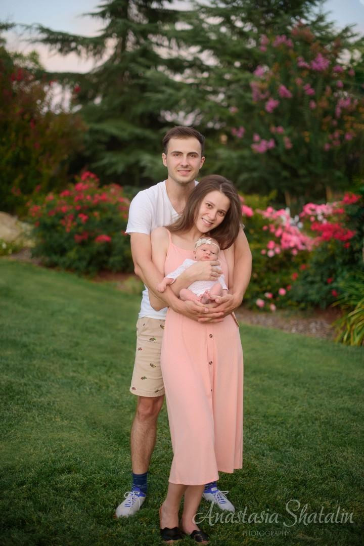 Outdoor newborn photos. Newborn photographer Rocklin. Family photographer in Roseville, Rocklin, Folsom, Sacramento