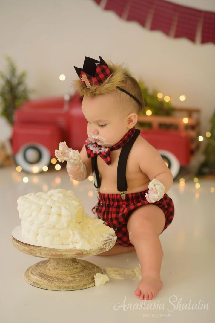 Christmas themed cake smash Roseville photographer. Family photographer in Roseville, Rocklin, Folsom, Sacramento