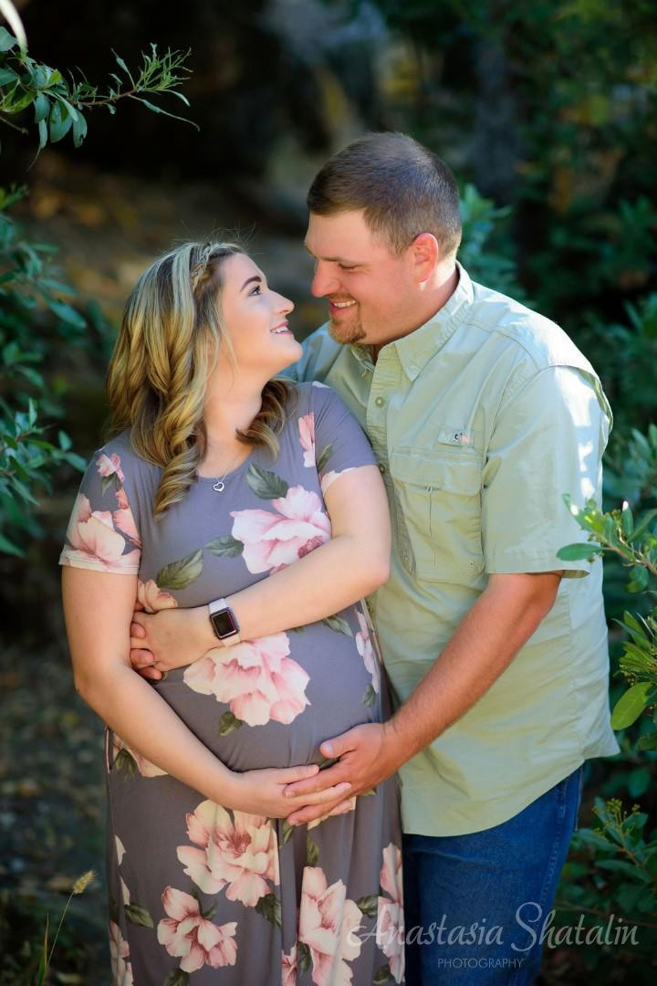 Country style maternity photo mini session in Penryn, CA. Family photographer in Roseville, Rocklin, Folsom, Sacramento