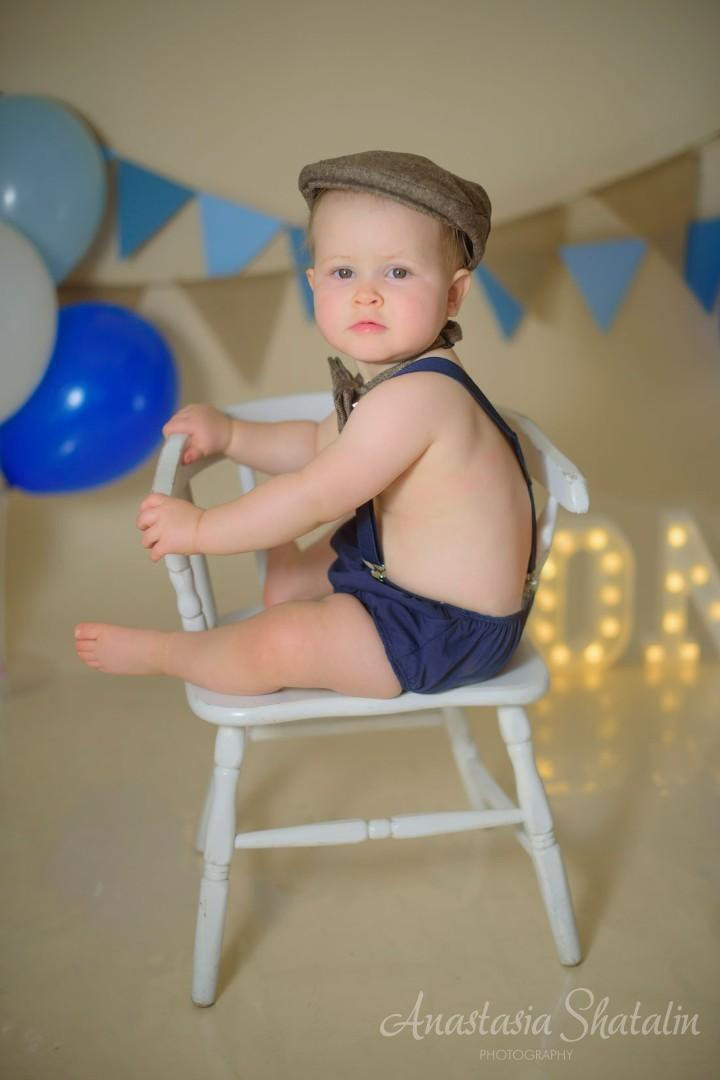 Sean cake smash session in Roseville, CA. Family photographer in Roseville, Rocklin, Folsom, Sacramento