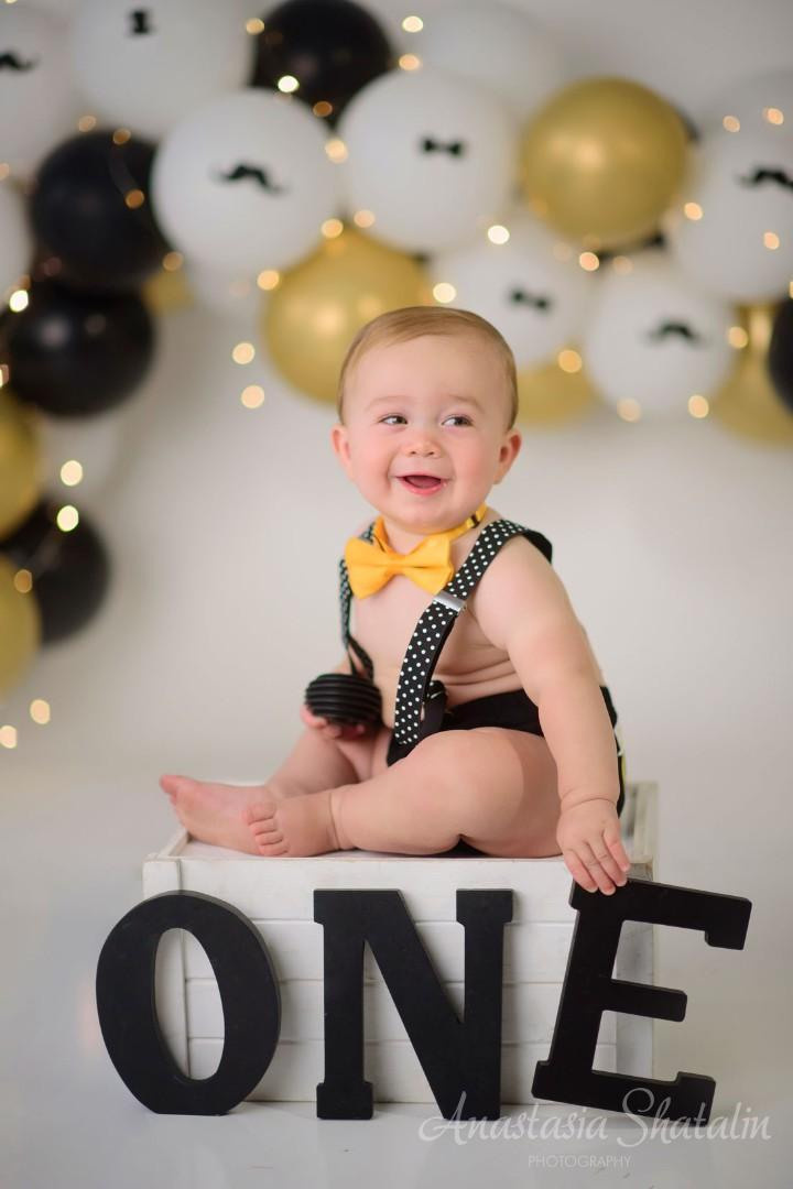 1st birthday and cake smash photographer. Family photographer in Roseville, Rocklin, Folsom, Sacramento