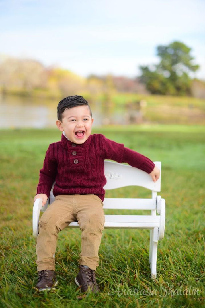 Family photo shoot Gibson ranch park winter time. Family photographer in Roseville, Rocklin, Folsom, Sacramento