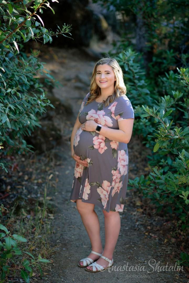 Country style maternity photo mini session in Penryn, CA. Family photographer in Roseville, Rocklin, Folsom, Sacramento