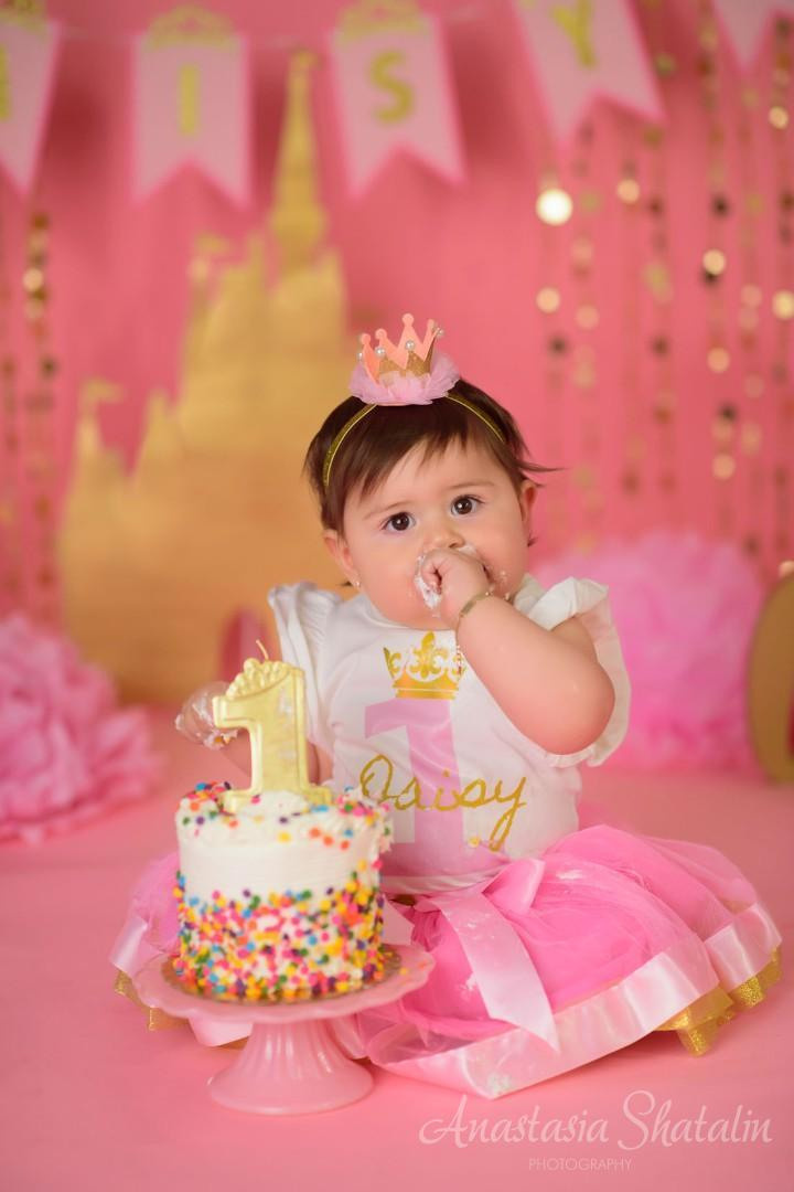Princess cake smash Roseville, Rocklin, Folsom. Family photographer in Roseville, Rocklin, Folsom, Sacramento