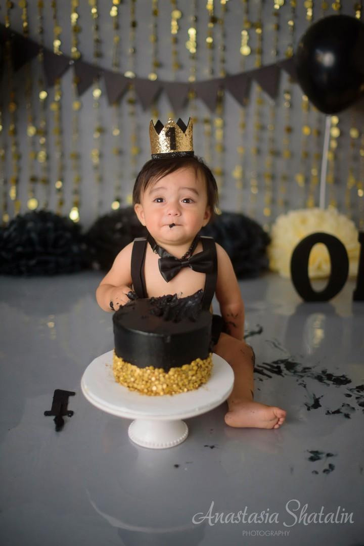 Black and gold cake smash photographer Roseville. Family photographer in Roseville, Rocklin, Folsom, Sacramento