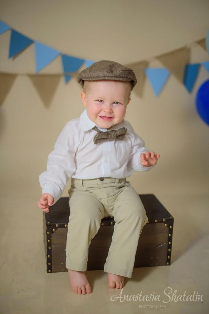 Sean cake smash session in Roseville, CA. Family photographer in Roseville, Rocklin, Folsom, Sacramento