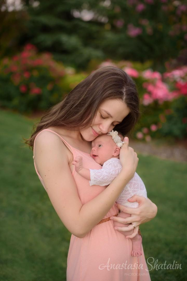 Outdoor newborn photos. Newborn photographer Rocklin. Family photographer in Roseville, Rocklin, Folsom, Sacramento