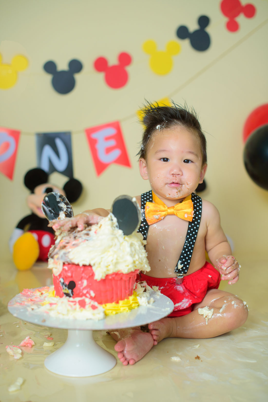 Mickey mouse first birthday session. Family photographer in Roseville, Rocklin, Folsom, Sacramento