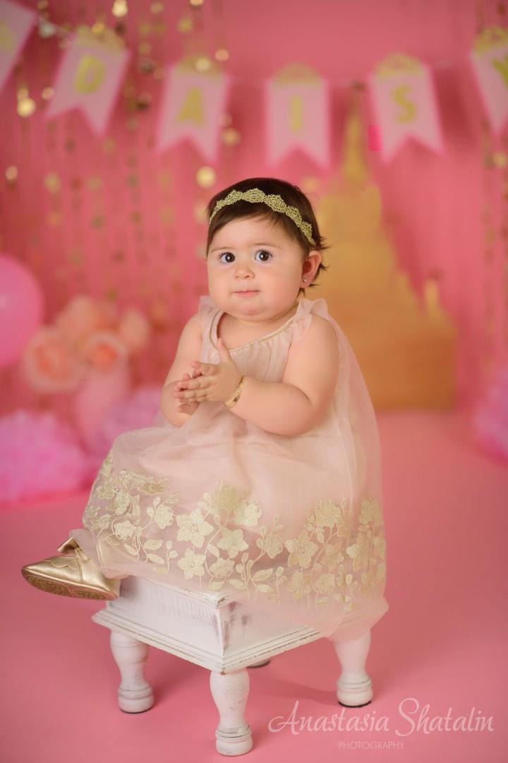 Princess cake smash Roseville, Rocklin, Folsom. Family photographer in Roseville, Rocklin, Folsom, Sacramento