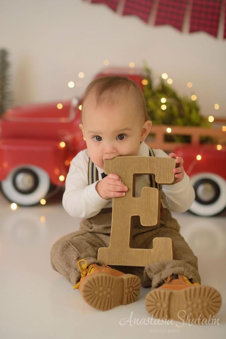 Christmas themed cake smash Roseville photographer. Family photographer in Roseville, Rocklin, Folsom, Sacramento