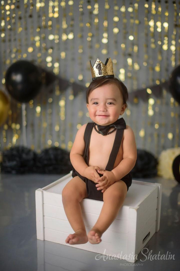 Black and gold cake smash photographer Roseville. Family photographer in Roseville, Rocklin, Folsom, Sacramento