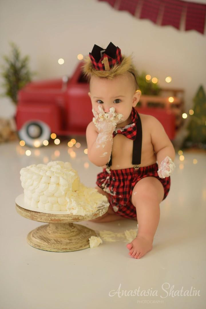 Christmas themed cake smash Roseville photographer. Family photographer in Roseville, Rocklin, Folsom, Sacramento