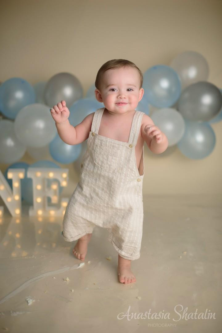 Mateo’s first birthday and cake smash photos. Photographer in Rocklin, CA. Family photographer in Roseville, Rocklin, Folsom, Sacramento