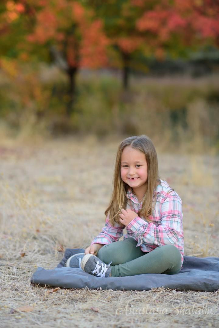 Outdoor fall location with family photographer. Family photographer in Roseville, Rocklin, Folsom, Sacramento