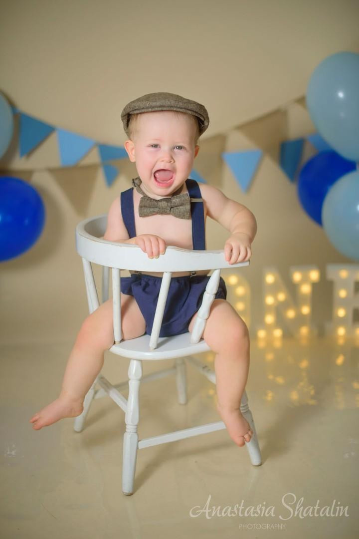 Sean cake smash session in Roseville, CA. Family photographer in Roseville, Rocklin, Folsom, Sacramento