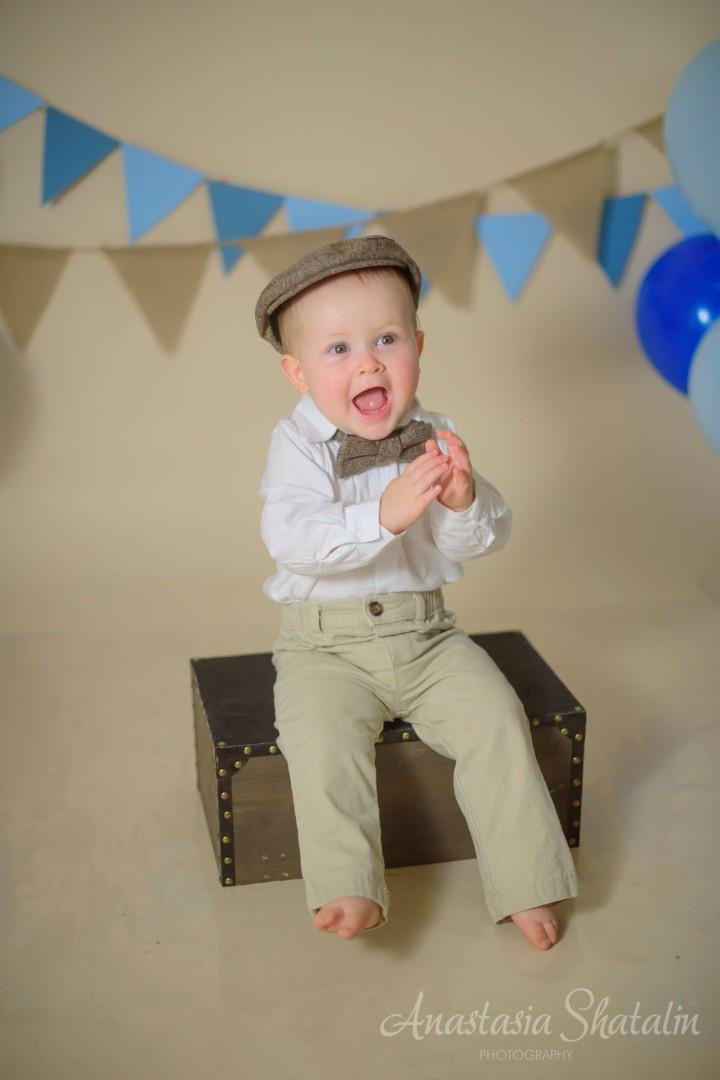 Sean cake smash session in Roseville, CA. Family photographer in Roseville, Rocklin, Folsom, Sacramento