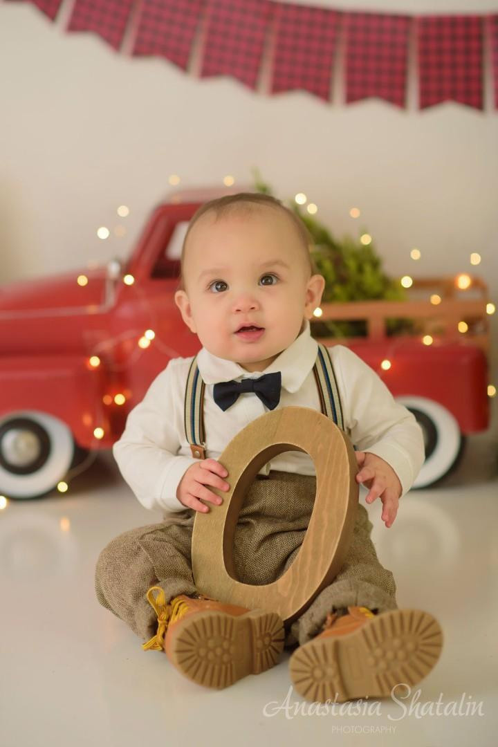 Christmas themed cake smash Roseville photographer. Family photographer in Roseville, Rocklin, Folsom, Sacramento