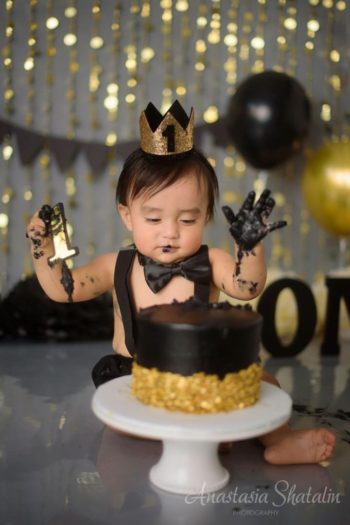 Black and gold cake smash photographer Roseville. Family photographer in Roseville, Rocklin, Folsom, Sacramento