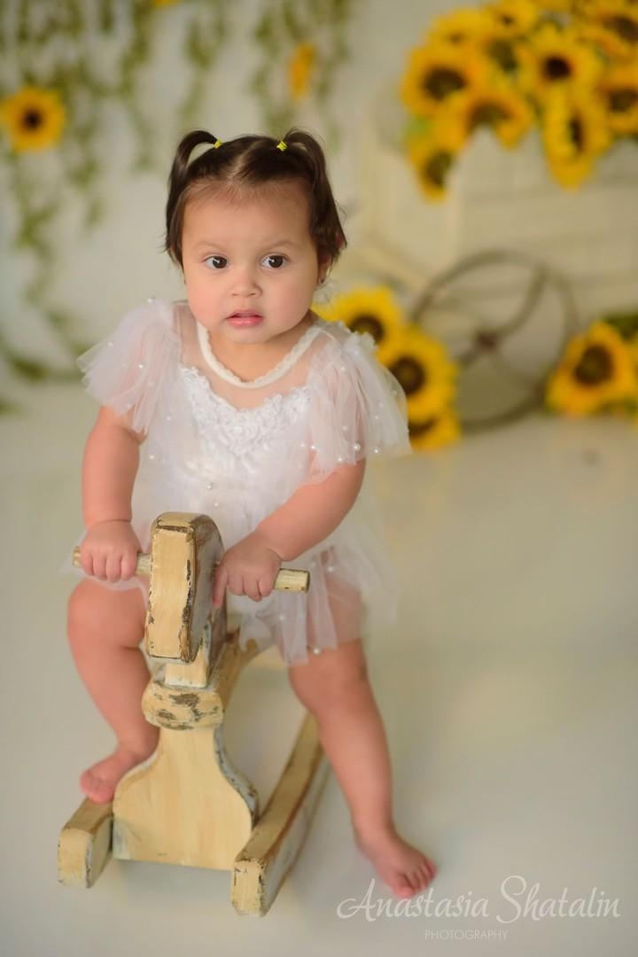 Sunflowers themed 1st birthday photos Roseville, Rocklin. Family photographer in Roseville, Rocklin, Folsom, Sacramento