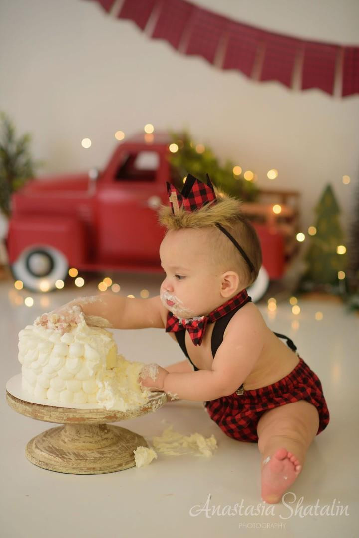 Christmas themed cake smash Roseville photographer. Family photographer in Roseville, Rocklin, Folsom, Sacramento
