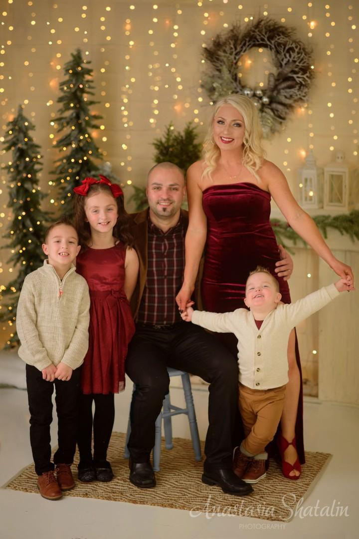 Christmas studio mini session Roseville, Rocklin, Sacramento, Folsom, Elk grove. Family photographer in Roseville, Rocklin, Folsom, Sacramento