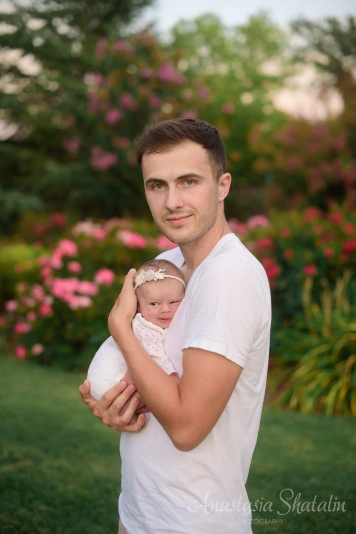 Outdoor newborn photos. Newborn photographer Rocklin. Family photographer in Roseville, Rocklin, Folsom, Sacramento