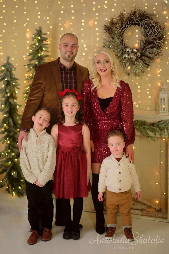 Christmas studio mini session Roseville, Rocklin, Sacramento, Folsom, Elk grove. Family photographer in Roseville, Rocklin, Folsom, Sacramento