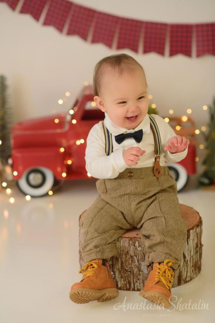 Christmas themed cake smash Roseville photographer. Family photographer in Roseville, Rocklin, Folsom, Sacramento