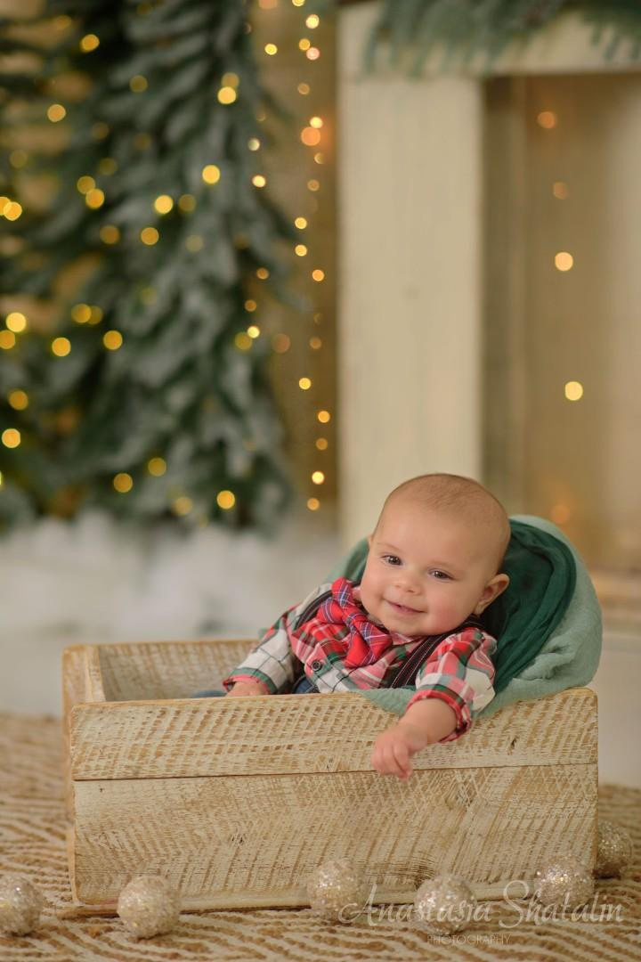 Christmas studio mini session Roseville, Rocklin, Sacramento, Folsom, Elk grove. Family photographer in Roseville, Rocklin, Folsom, Sacramento