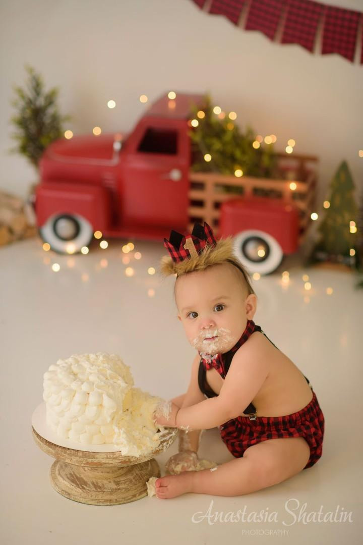 Christmas themed cake smash Roseville photographer. Family photographer in Roseville, Rocklin, Folsom, Sacramento