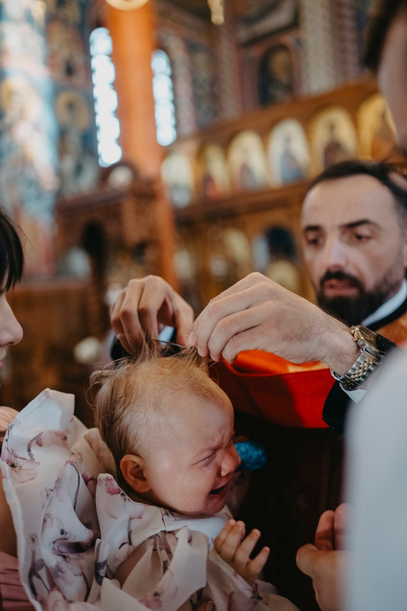 Verino krstenje / Crkva Rodjenja Presvete Bogorodice, Batajnica. Deciji i porodicni fotograf u Beogradu Oksana Skendzic