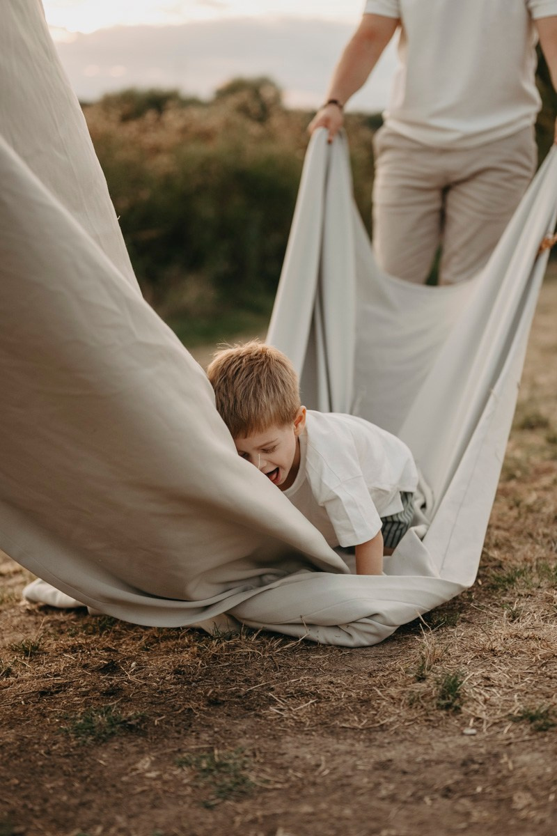Djurdjica, Tadej i Miloje porodicno fotografisanje napolju. Deciji i porodicni fotograf u Beogradu Oksana Skendzic