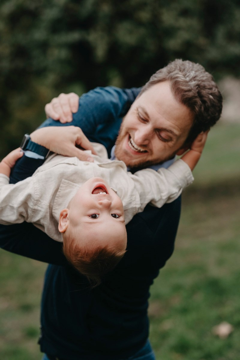 Nevena, Dusan i Vuk porodicno fotografisanje napolju. Deciji i porodicni fotograf u Beogradu Oksana Skendzic
