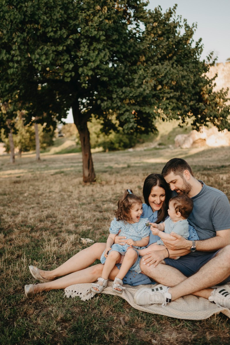 Jovana Zoran Jana i Bogdan — porodicno fotografisanje napolju. Deciji i porodicni fotograf u Beogradu Oksana Skendzic