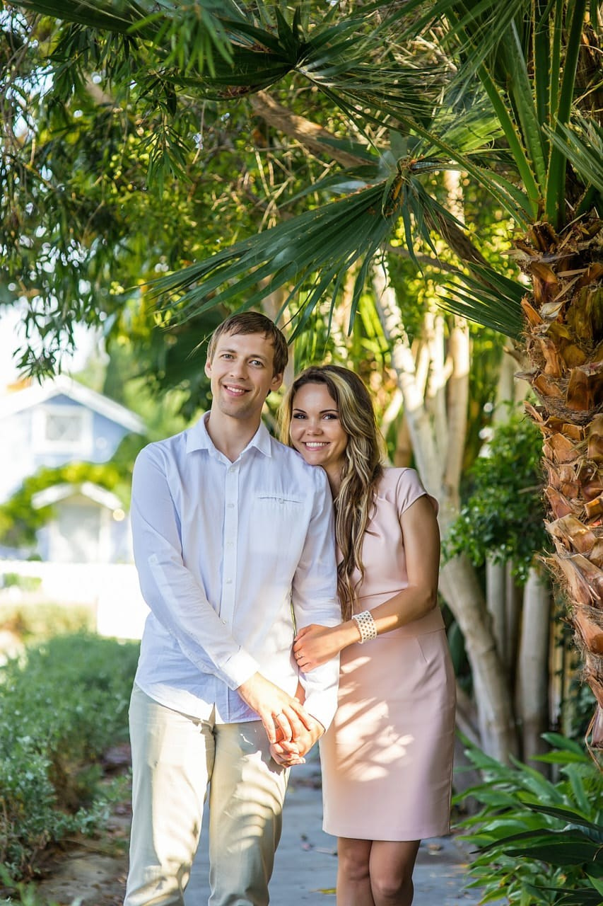  Venice Canals couple portraits featuring natural light and lush greenery