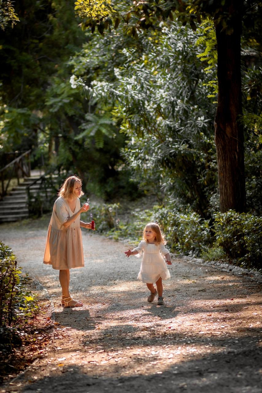 Mom and daughter photo walk in National Garden. Family Photographer in Greece