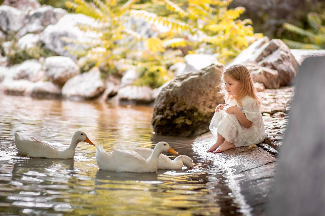 Mom and daughter photo walk in National Garden. Family Photographer in Greece