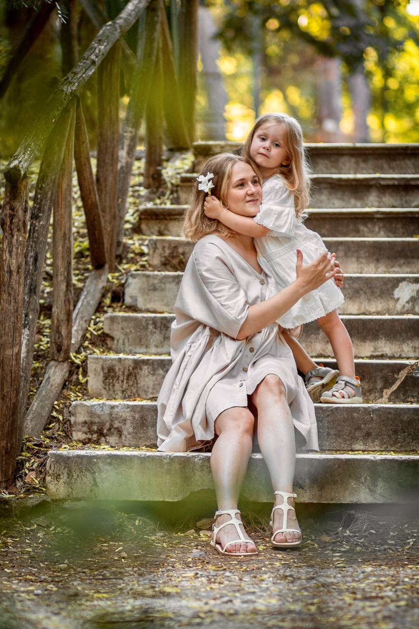 Mom and daughter photo walk in National Garden. Family Photographer in Greece