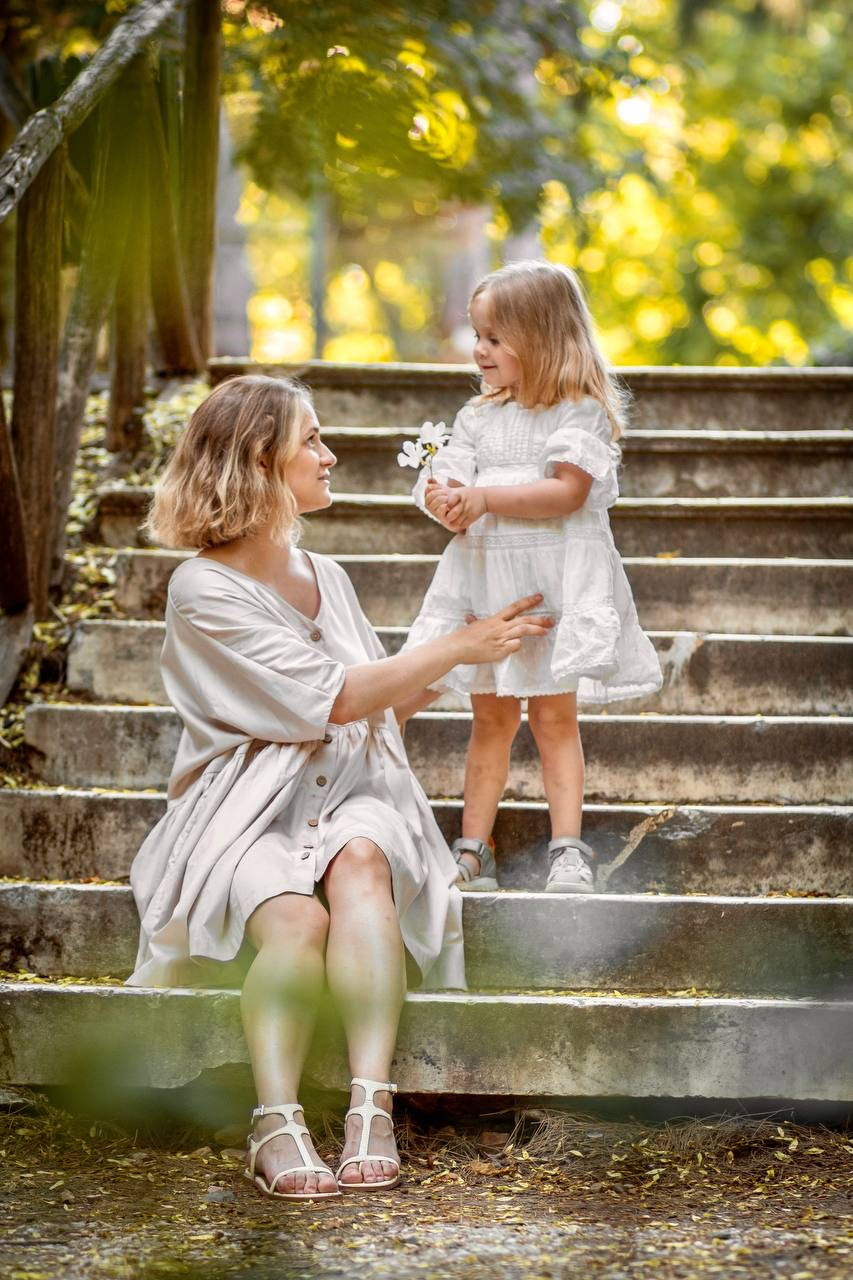 Mom and daughter photo walk in National Garden. Family Photographer in Greece