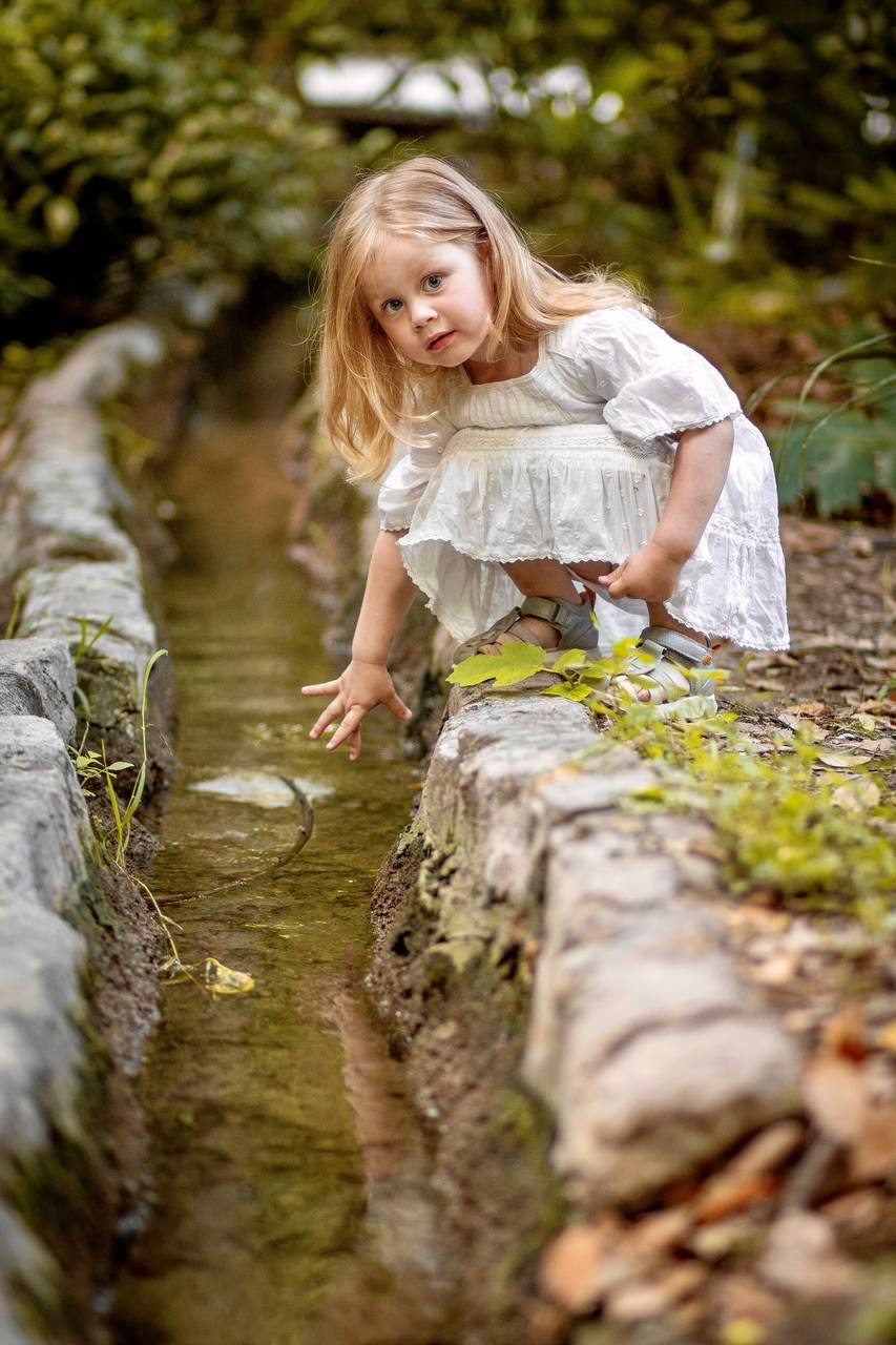 Mom and daughter photo walk in National Garden. Family Photographer in Greece