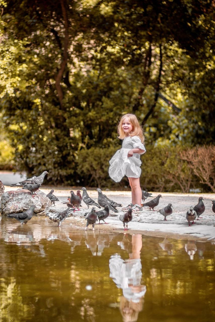 Mom and daughter photo walk in National Garden. Family Photographer in Greece