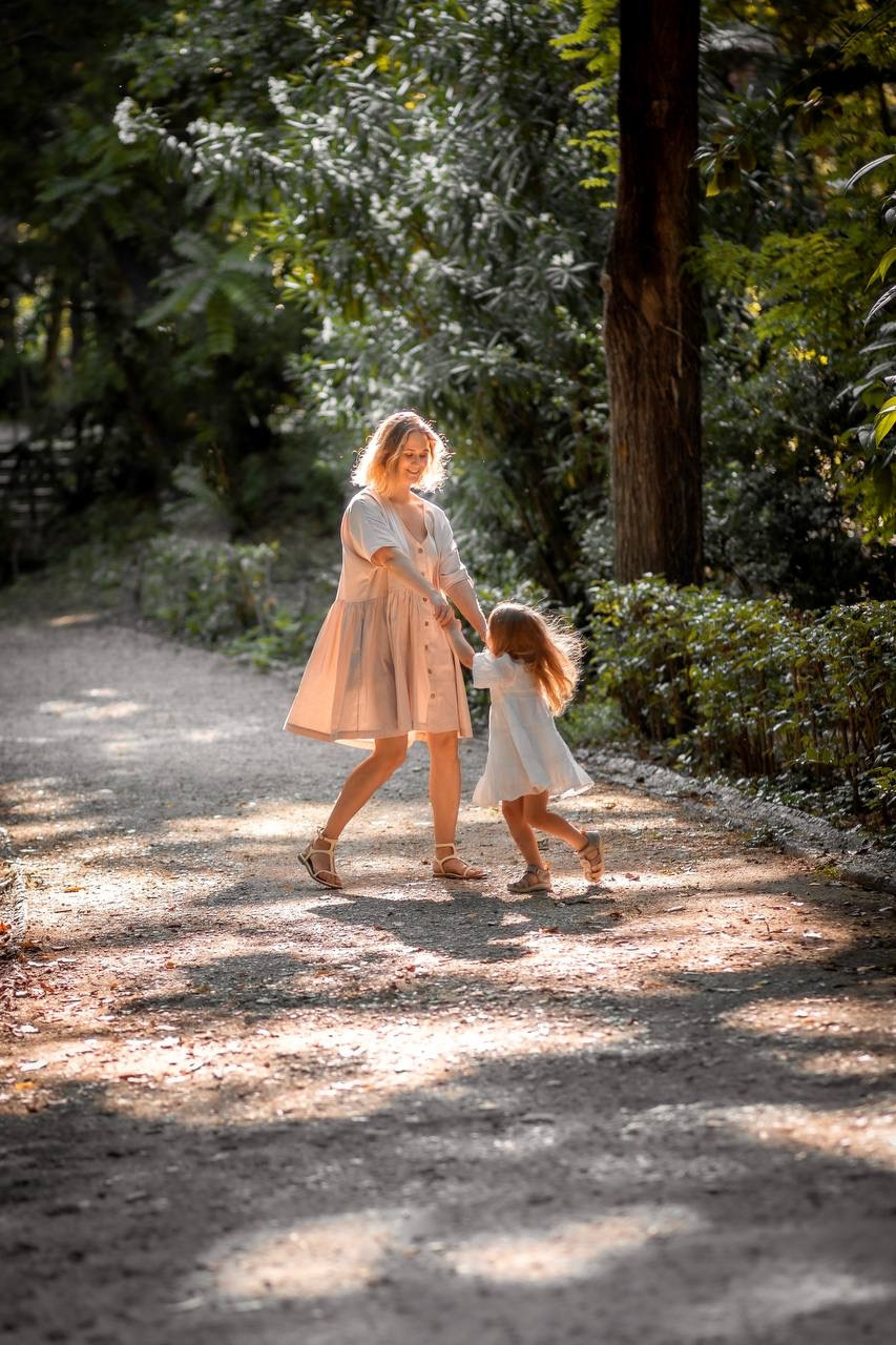 Mom and daughter photo walk in National Garden. Family Photographer in Greece