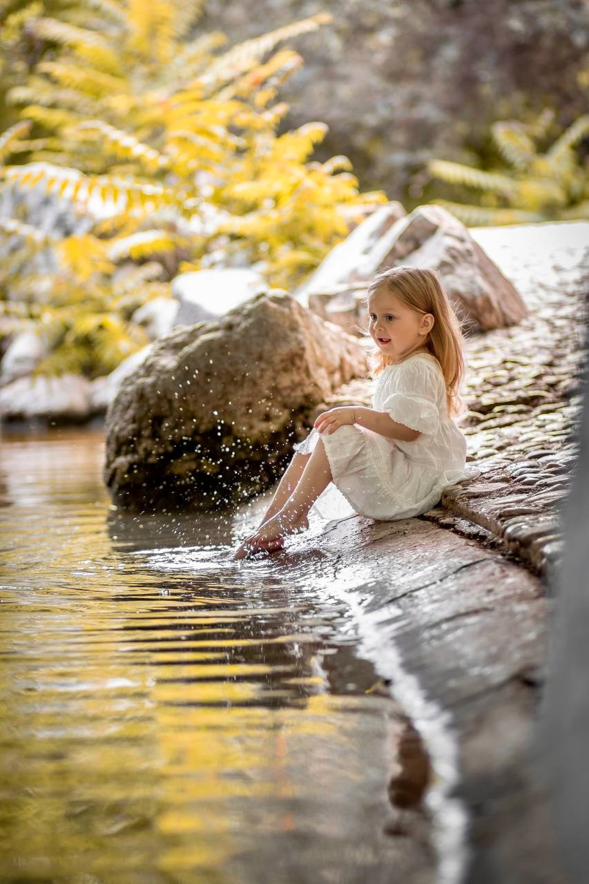 Mom and daughter photo walk in National Garden. Family Photographer in Greece