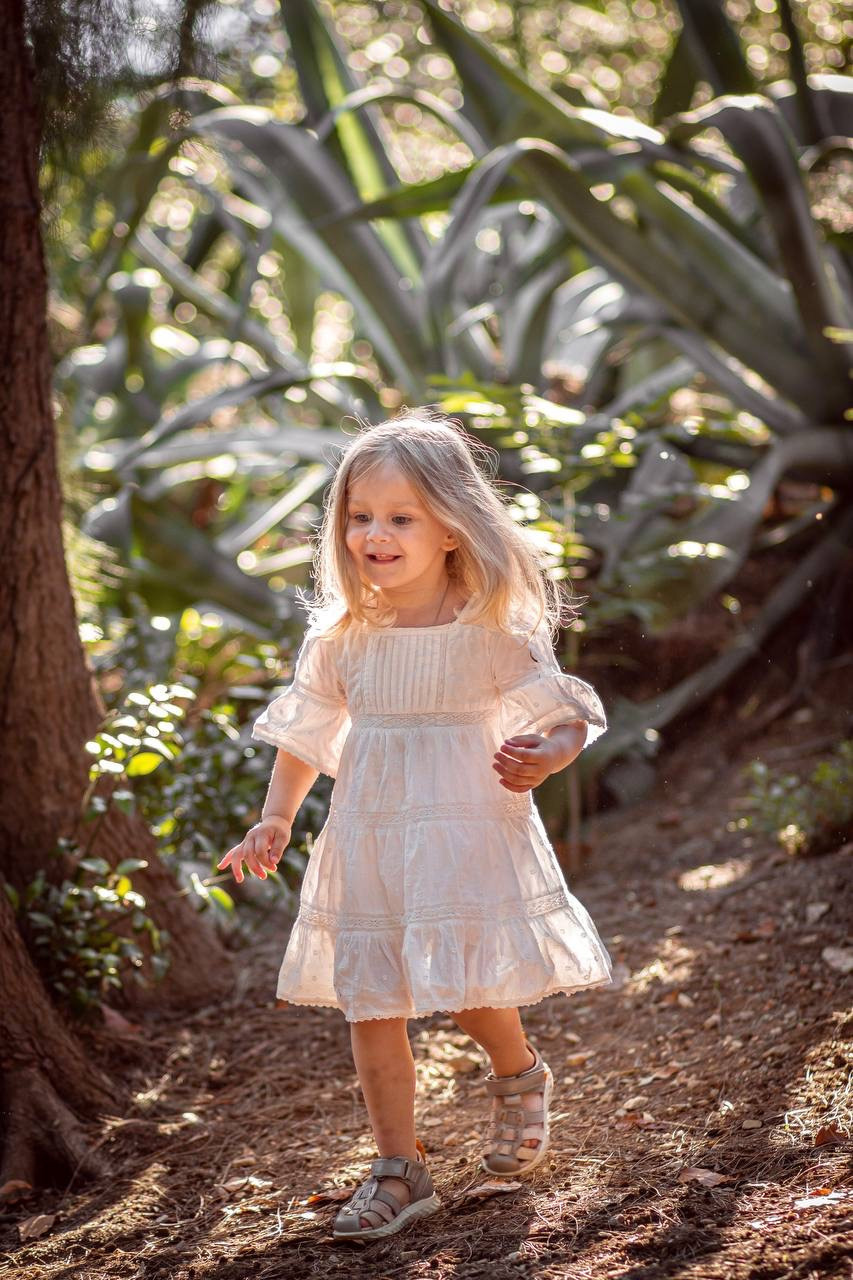 Mom and daughter photo walk in National Garden. Family Photographer in Greece