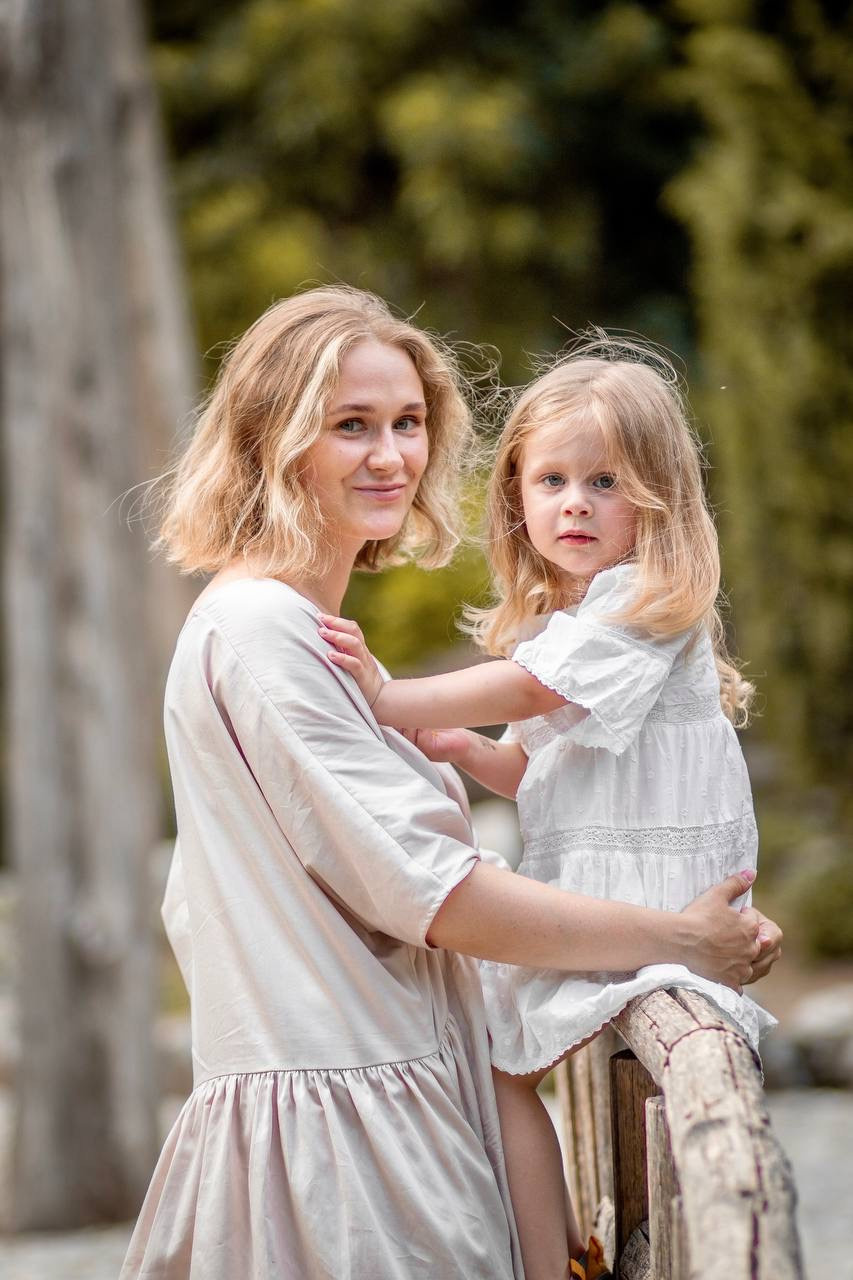 Mom and daughter photo walk in National Garden. Family Photographer in Greece