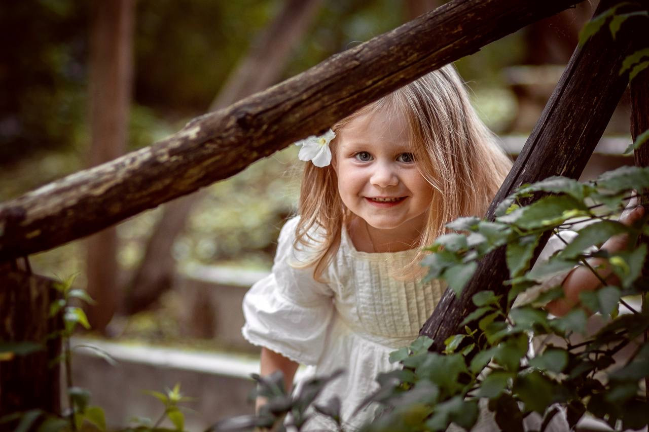 Mom and daughter photo walk in National Garden. Family Photographer in Greece