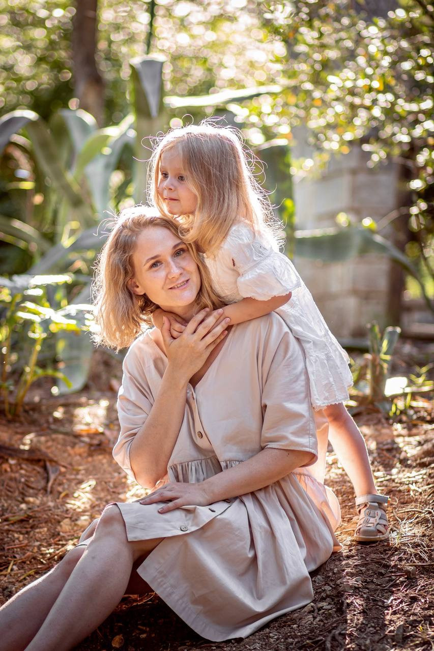Mom and daughter photo walk in National Garden. Family Photographer in Greece