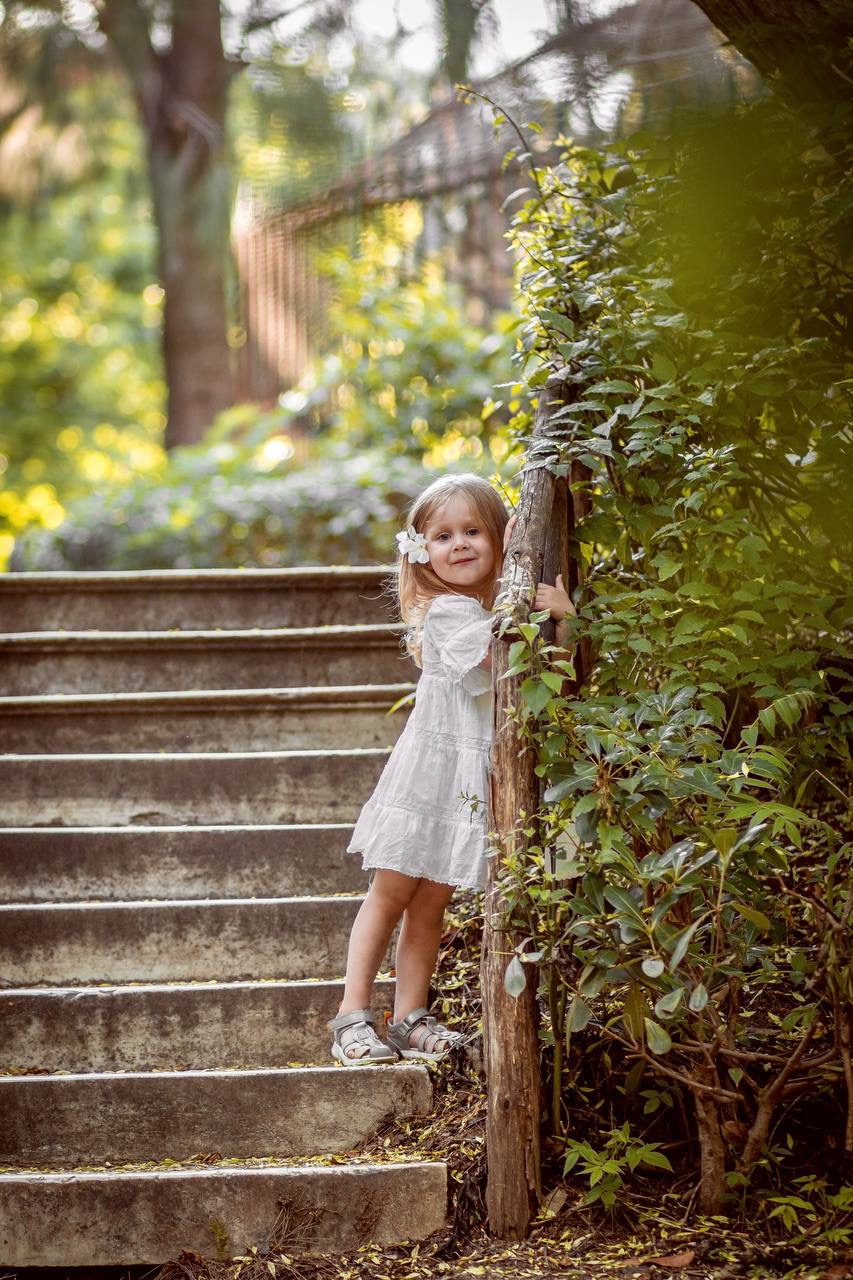 Mom and daughter photo walk in National Garden. Family Photographer in Greece