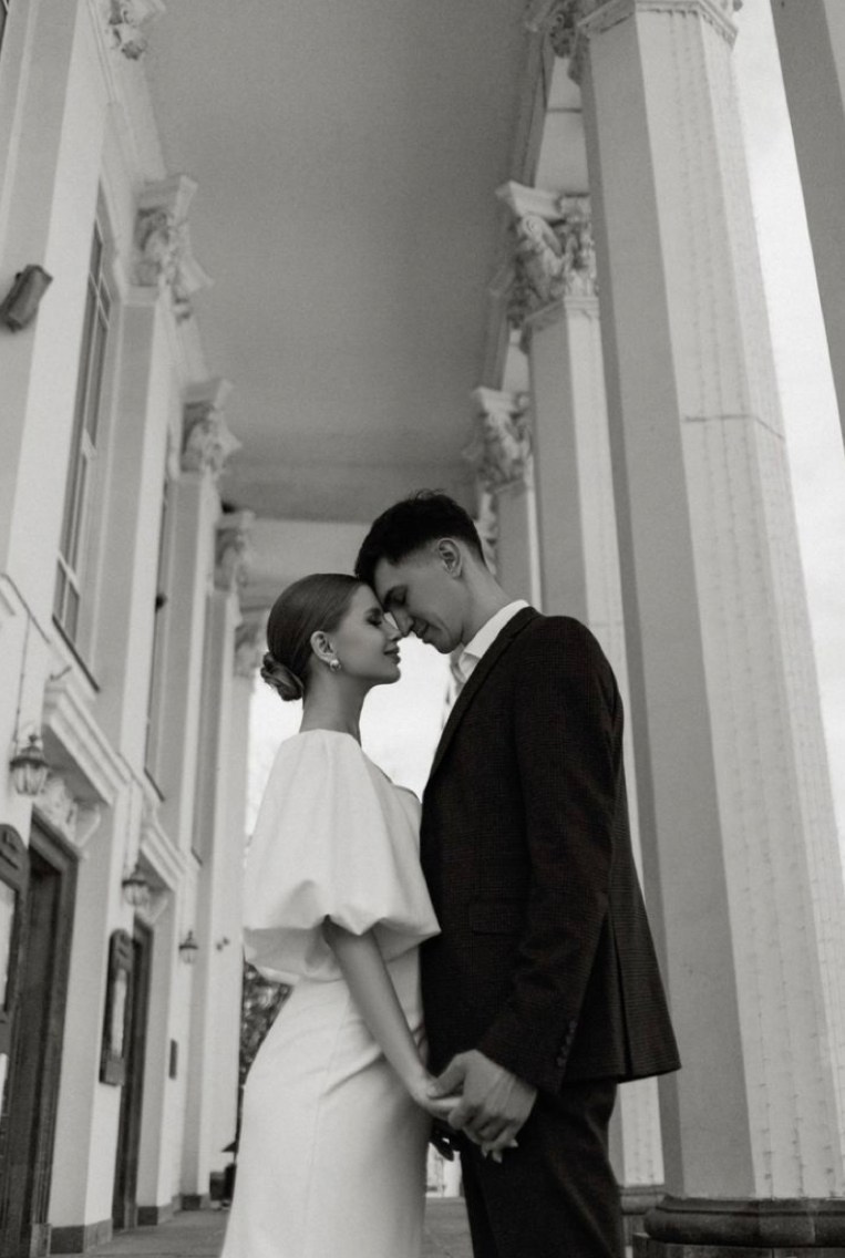 Posa di base per un servizio fotografico di coppia