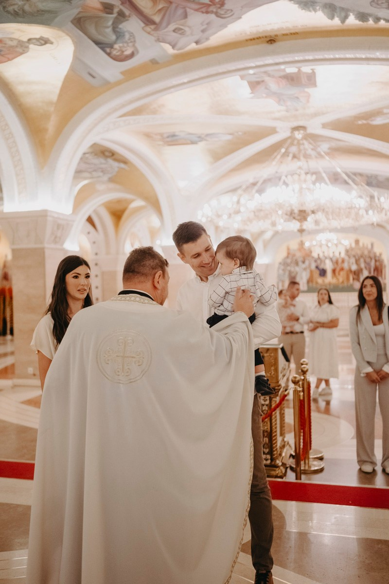 Filipovo krstenje / Hram svetog Save. Deciji i porodicni fotograf u Beogradu Oksana Skendzic